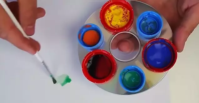 Handwerk uit plastiekbottels (44 foto's): maak skemas met hul eie hande vir kinders. Wat om te doen uit bottel proppe vir tuin en tuin? 26098_23