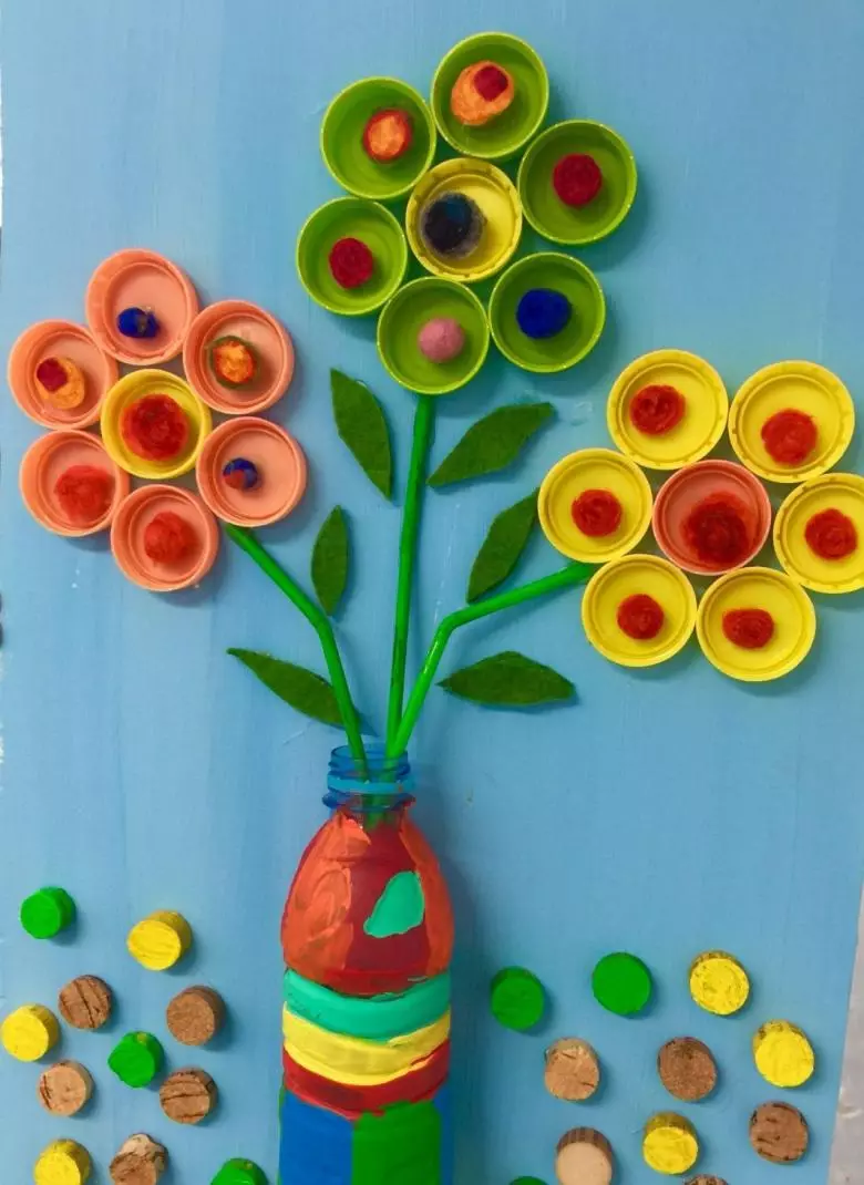Handwerk uit plastiekbottels (44 foto's): maak skemas met hul eie hande vir kinders. Wat om te doen uit bottel proppe vir tuin en tuin? 26098_39