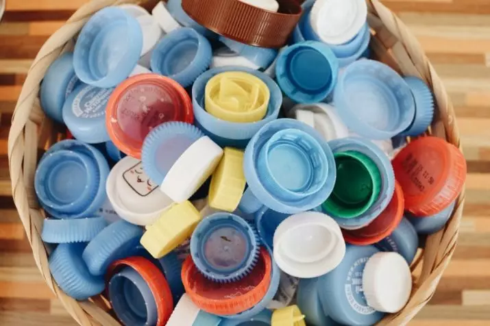 Håndværk fra plastflasker (44 billeder): Gør ordninger med egne hænder til børn. Hvad skal man lave fra flaskepropper til have og have? 26098_4
