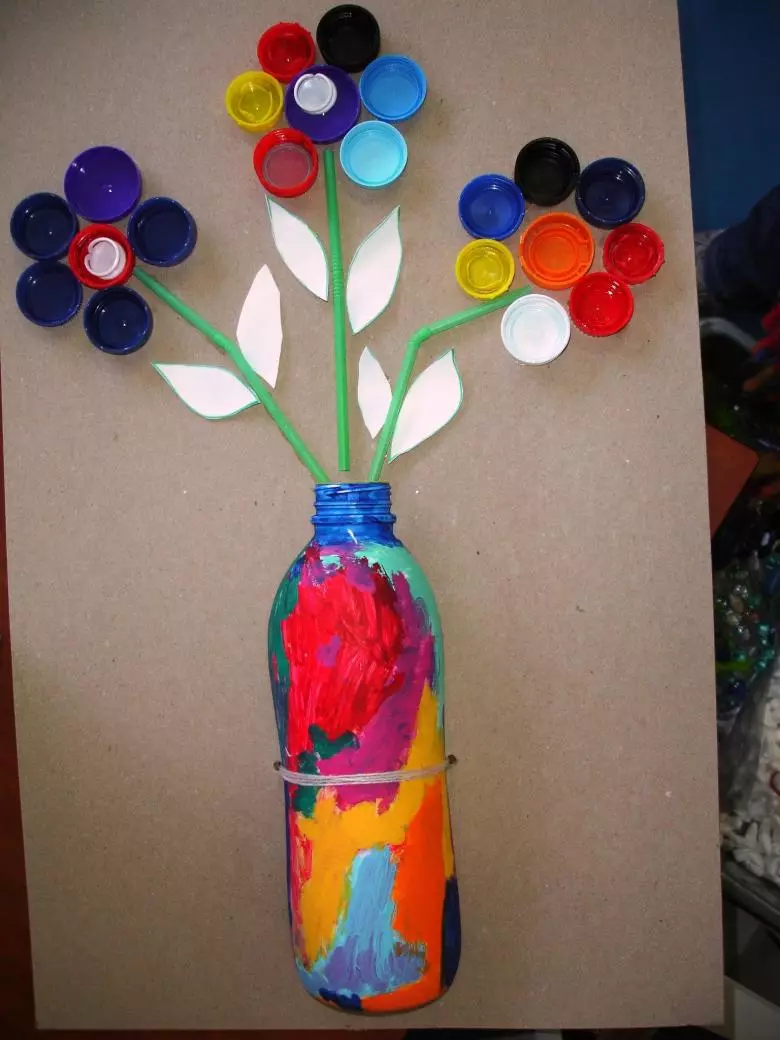 Remeslá z plastových fliaš (44 fotografií): Vytváranie schém s vlastnými rukami pre deti. Čo robiť z fľaše zátky pre záhradu a záhradu? 26098_40