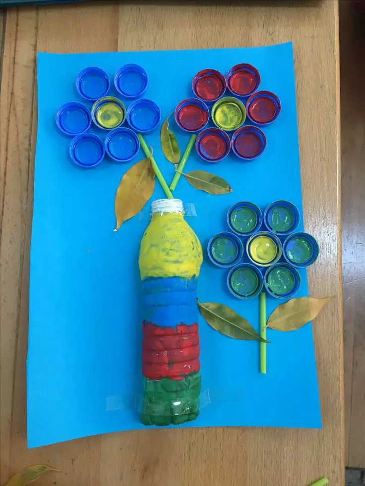 Handwerk uit plastic flessen (44 foto's): het maken van regelingen met hun eigen handen voor kinderen. Wat te doen uit de fles stekkers voor de tuin en de tuin? 26098_41
