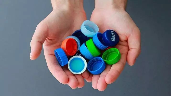 Håndværk fra plastflasker (44 billeder): Gør ordninger med egne hænder til børn. Hvad skal man lave fra flaskepropper til have og have? 26098_8