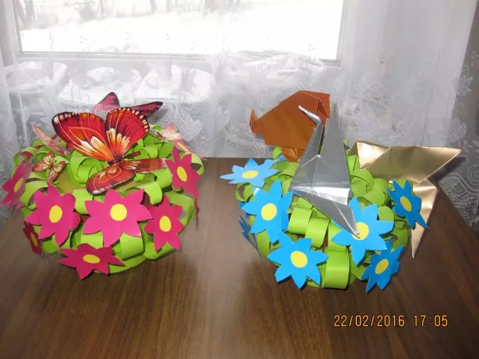 Spring crafts: Ano ang gagawin sa paksa ng tagsibol sa paaralan at kindergarten gawin ito sa iyong sarili? Banayad na mga bouquet at crafts mula sa natural na materyales 26114_10