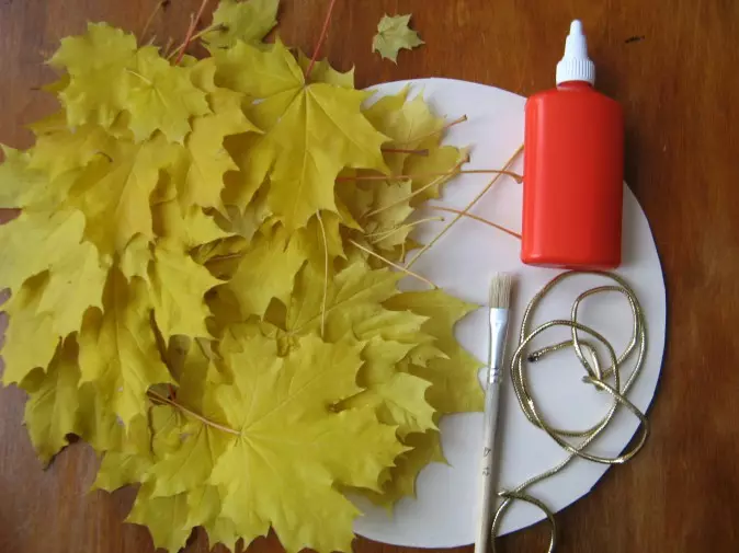 Crafts from maple leaves (119 photos): crafts with their own hands on the topic of autumn for children, lion and roses, caterpillar and other crafts in kindergarten and to school. How to save leaves fresh? 26115_32