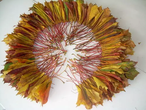 Crafts from Maple Leaves (119 fotó): Crafts a saját kezével az őszi témában a gyermekek, az oroszlán és rózsák, hernyó és más kézművesek az óvodában és az iskolában. Hogyan lehet frissíteni a leveleket frissen? 26115_75