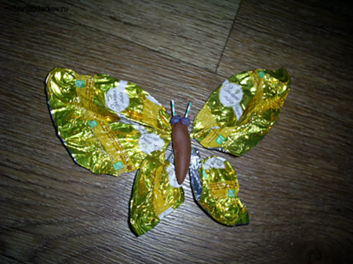 Бабочка из фантиков