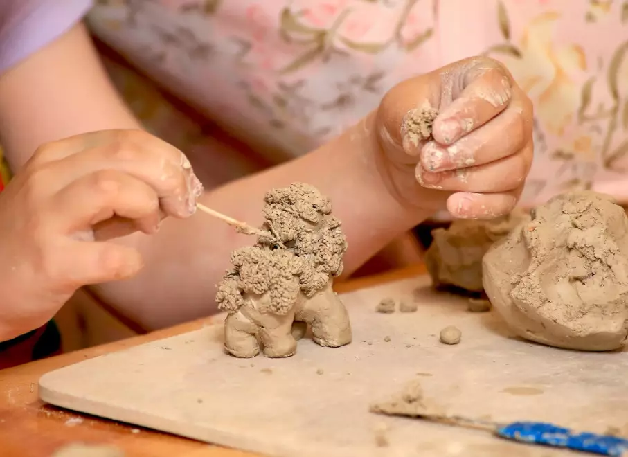 モデリングのための自己硬化性粘土：自己座っている粘土から何が彫刻することができますか？タイプと人気のある製造業者、選択のヒント 26129_13