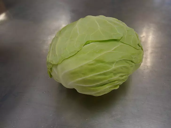 Cabbage Crafts: Hoe kinne jo it sels meitsje yn beukerskoalle foar de hjerstfakânsje? Autumnhuorren by de tentoanstelling nei skoalle. Watches en Smesharik, hûn en Kolobok, oare ambachten 26136_5