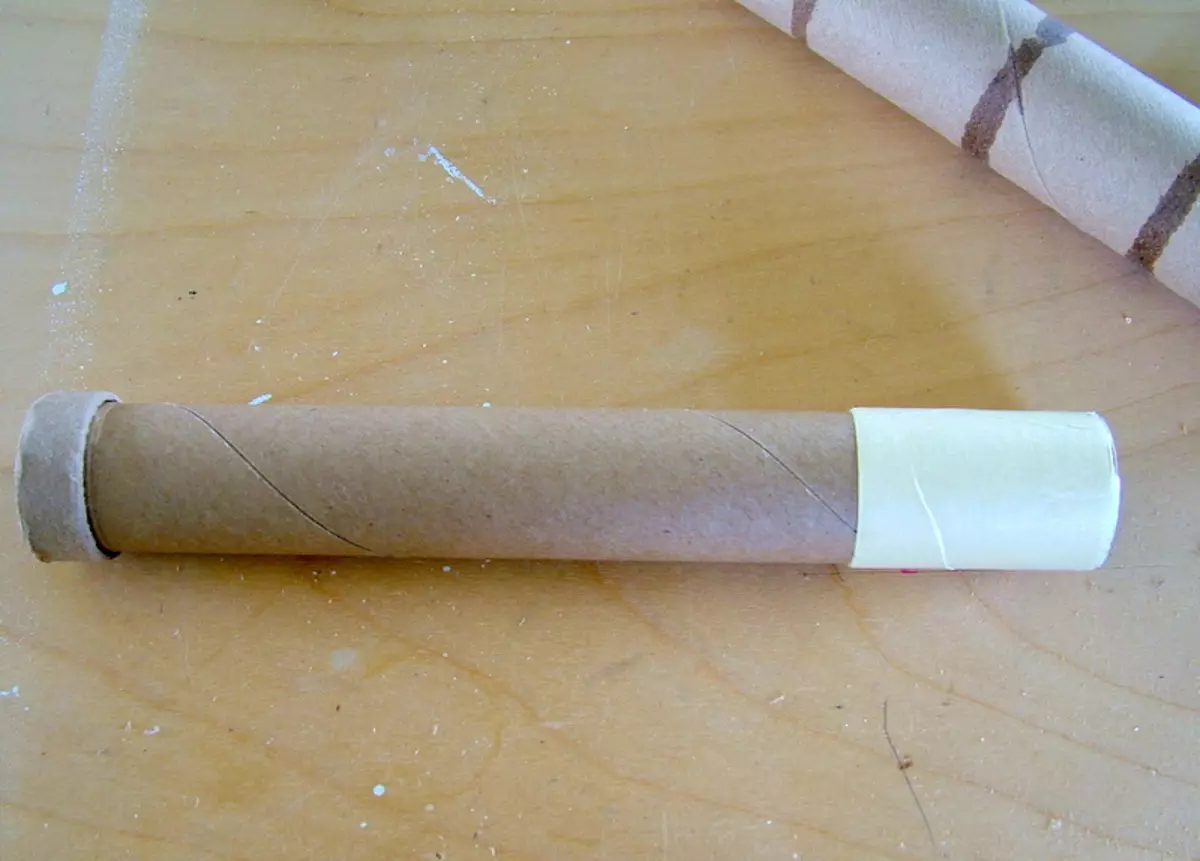 Țeavă de țeavă cu propriile mâini: Cum să faci acasă de la hârtie și mâneci din prosoape de hârtie pentru copii? Pipe de adult de casă în funcție de desene 26153_5