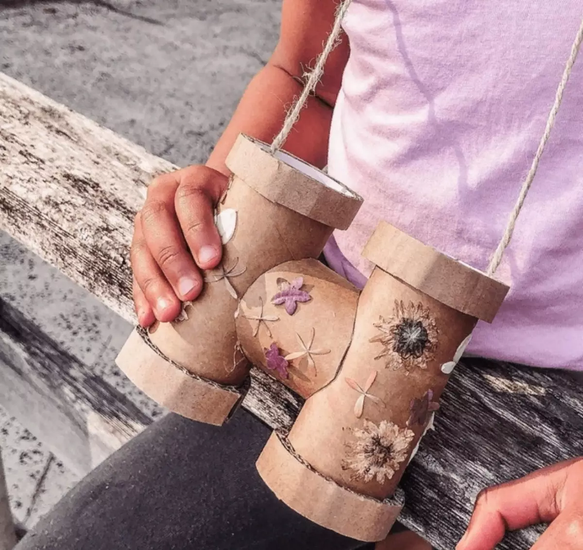 دوربین دوچشمی از آستین: نحوه ساخت صنایع دستی از کاغذ توالت در 23 فوریه با دست خود را با کودکان گام به گام توسط کلاس کارشناسی ارشد؟ 26154_2