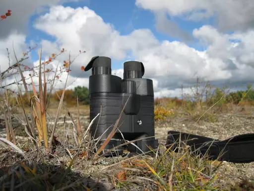 Yukon Binoculars: 10 x 50 thiab 20x50, 30x50, 30x50, 16x50, Cov neeg raug kaw thiab lwm tus qauv los ntawm cov tswv 26176_2