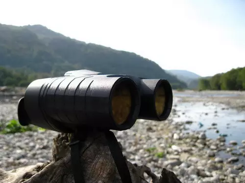 Yukon Binoculars: 10 x 50 thiab 20x50, 30x50, 30x50, 16x50, Cov neeg raug kaw thiab lwm tus qauv los ntawm cov tswv 26176_7