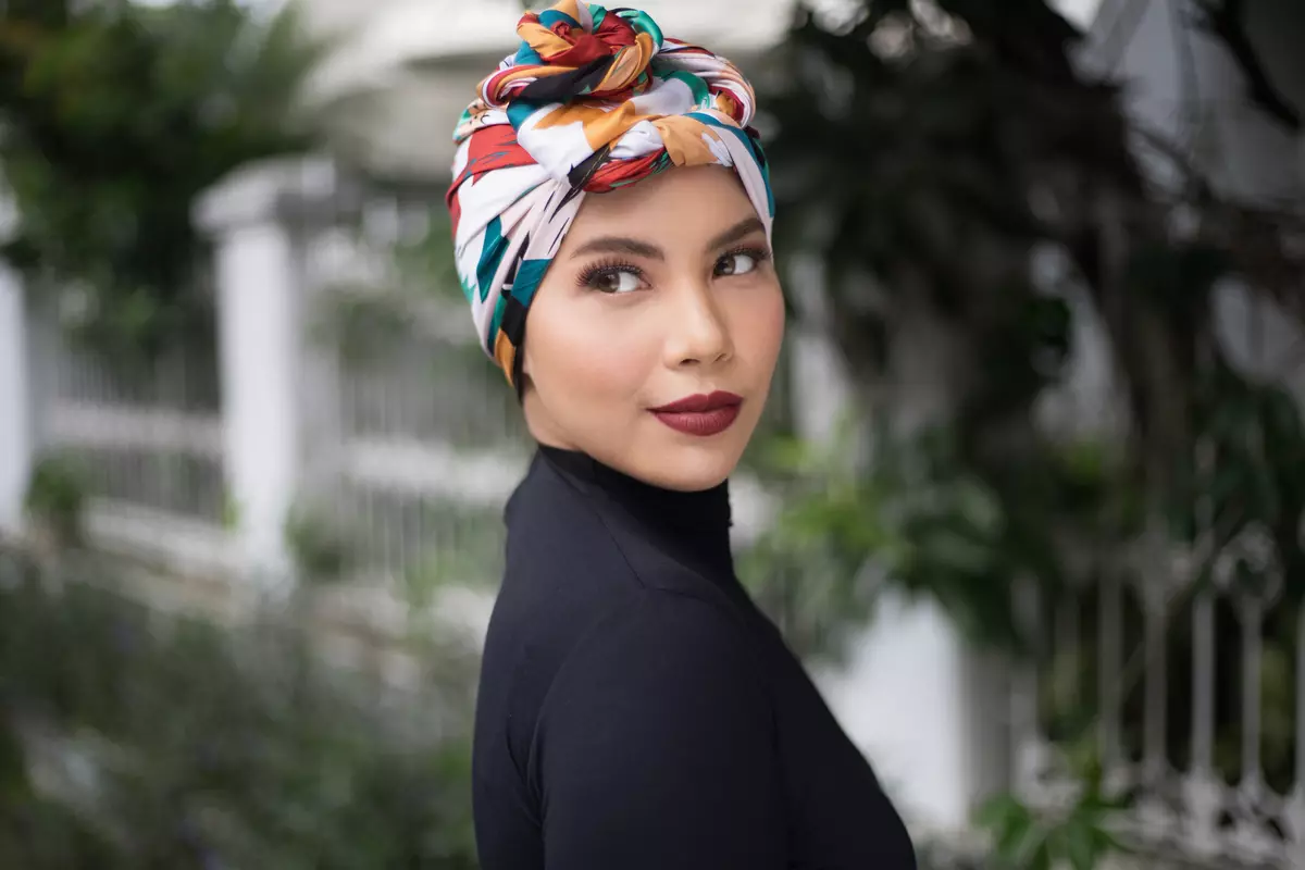 Hogyan készítsünk egy Chalmot egy zsebkendőjéről? 46 Fotó Hogyan kötözzen egy sálat egy turbán formájában a fejedben? Step-by-step sémák a nők számára 2617_2