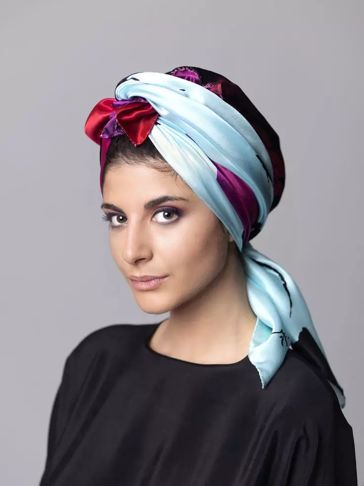 Hogyan készítsünk egy Chalmot egy zsebkendőjéről? 46 Fotó Hogyan kötözzen egy sálat egy turbán formájában a fejedben? Step-by-step sémák a nők számára 2617_34
