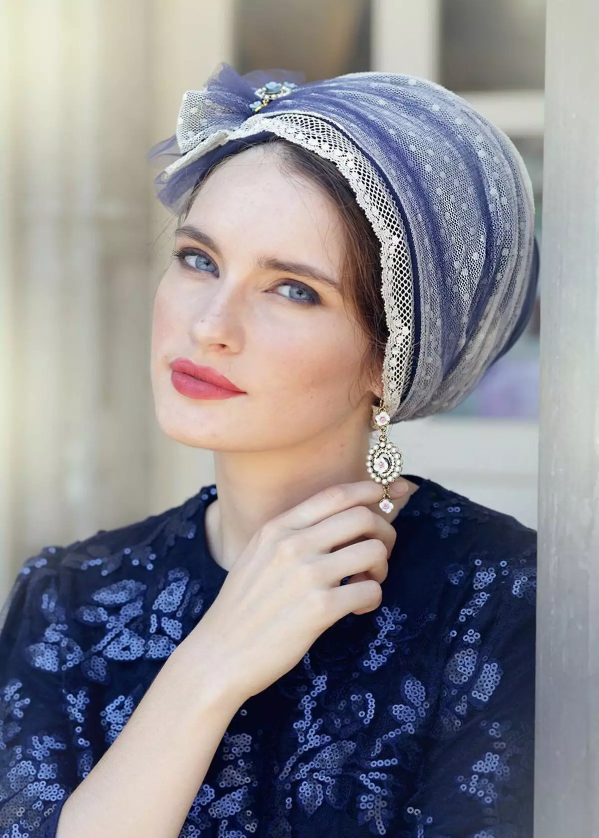 Hogyan készítsünk egy Chalmot egy zsebkendőjéről? 46 Fotó Hogyan kötözzen egy sálat egy turbán formájában a fejedben? Step-by-step sémák a nők számára 2617_39