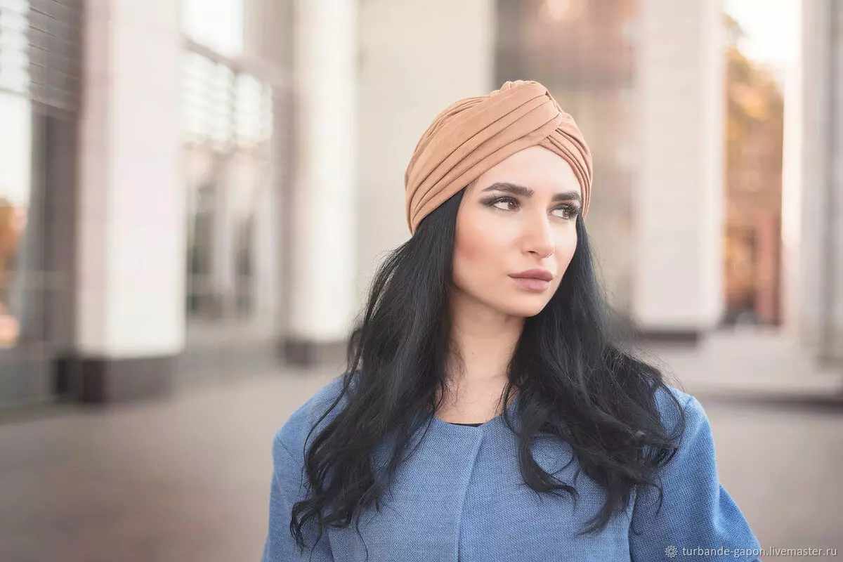 Comment faire une chalme d'un mouchoir? 46 photo Comment attacher une écharpe sous la forme d'un turban sur la tête de vos propres mains? Schémas étape par étape pour les femmes 2617_44