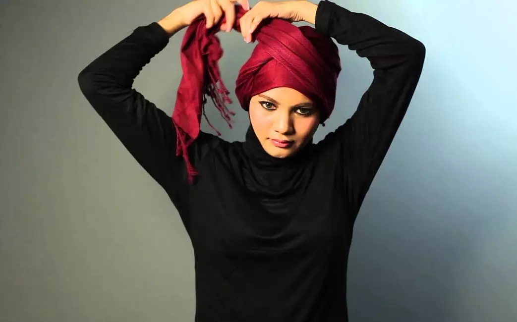 Como facer un chalm dun pano? 46 Foto Como amarrar unha bufanda en forma de turbante na cabeza coas túas propias mans? Réximes paso a paso para mulleres 2617_7