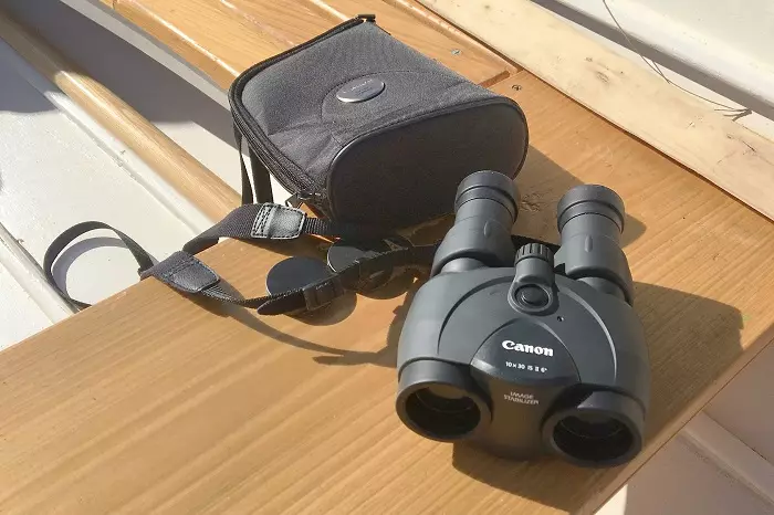 Jumelles de canon: binoculaires japonaises puissantes 70x70 et 60x60, 20x50 et 8x40, caractéristiques des jumelles avec stabilisation d'images et d'autres, avis des propriétaires 26182_27