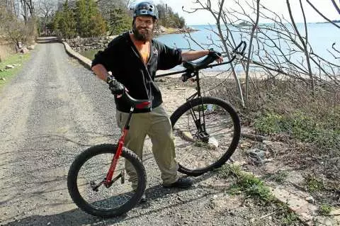 Monocycle: Hver er nafnið á Einhjól (einn reiðhjól)? Yfirlit yfir rafmagns gerðir. Hvernig á að læra að ríða? 26188_14