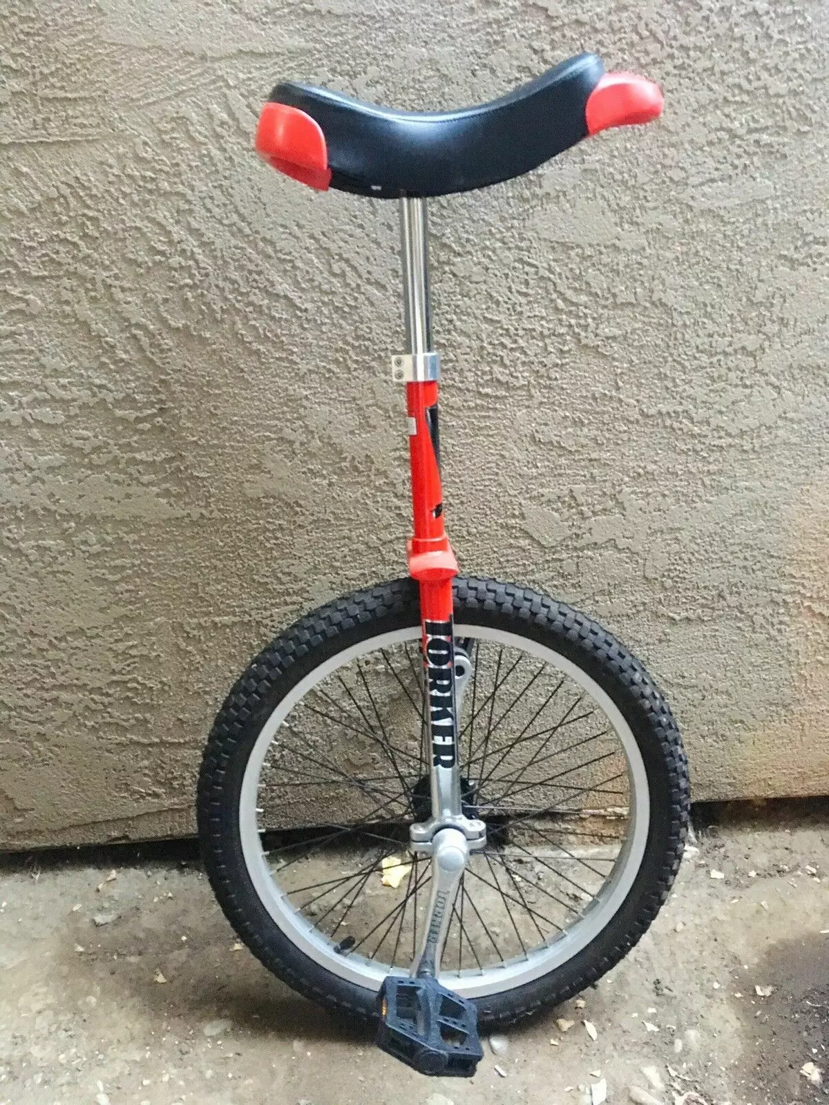 Monocycle: Jina la unicycle ni nini (baiskeli moja)? Maelezo ya jumla ya mifano ya umeme. Jinsi ya kujifunza kupanda? 26188_17