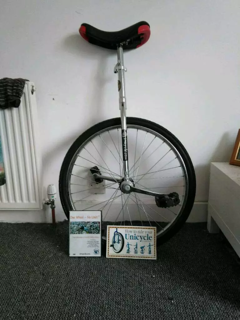 Monocykel: Vad heter den unicycle (enkel cykel)? Översikt över elektriska modeller. Hur man lär sig att rida? 26188_23