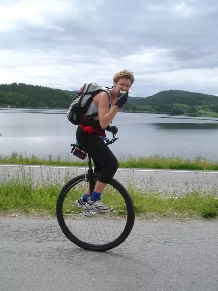 Monocycle: unicycle (ýeke-täk bike) ady näme? elektrik modelleri Umumy. Nädip münmezden öwrenmek üçin? 26188_25