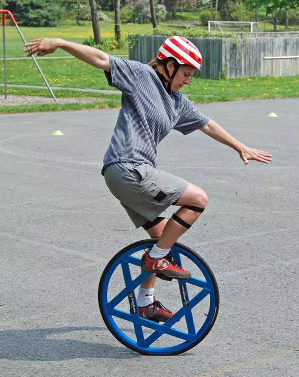Monocycle: ชื่อของ unicycle (จักรยานเดียว) คืออะไร? ภาพรวมของรุ่นไฟฟ้า วิธีการเรียนรู้ที่จะขี่? 26188_31