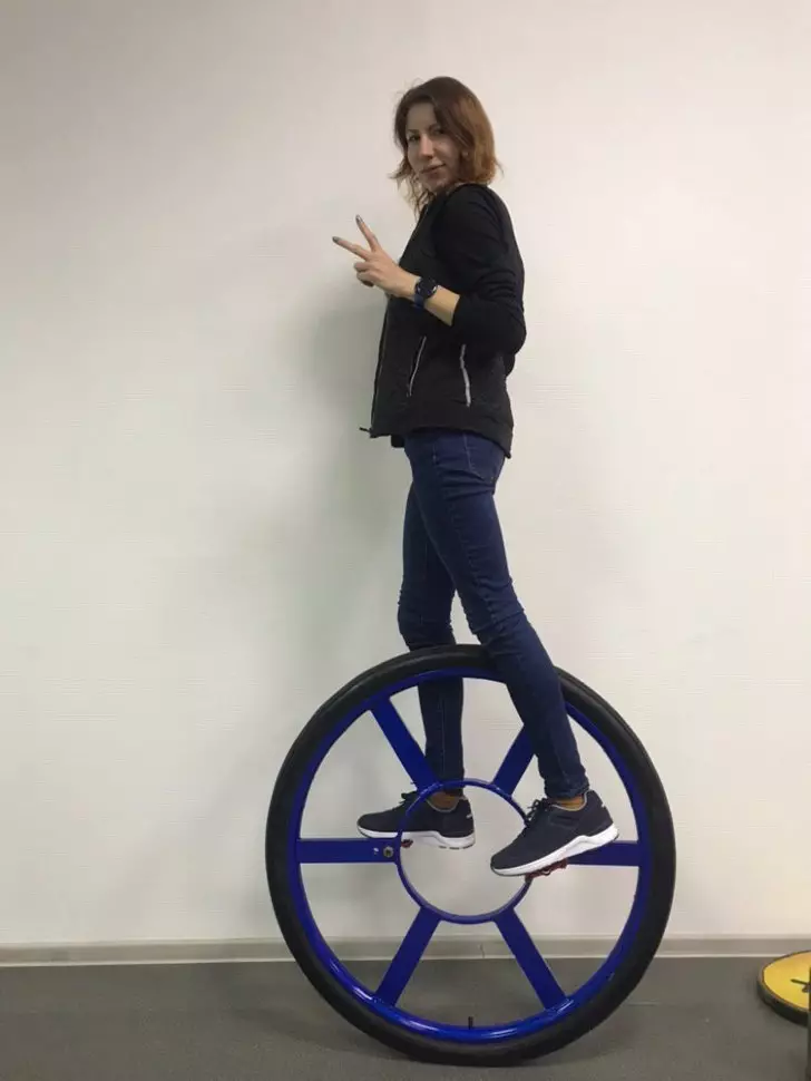 Monocycle: unicycle (ýeke-täk bike) ady näme? elektrik modelleri Umumy. Nädip münmezden öwrenmek üçin? 26188_32