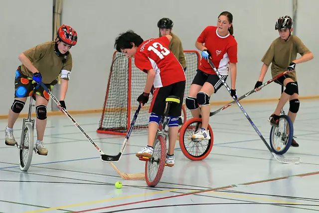 Моноцикъл: Какво е името на Unicycle (единичен велосипед)? Преглед на електрическите модели. Как да се научите да яздите? 26188_46