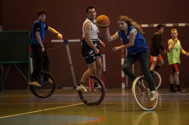 Monocili: Cili është emri i unicycle (biçikletë e vetme)? Përmbledhje e modeleve elektrike. Si të mësoni të ngasin? 26188_48