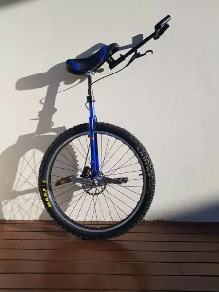 Monocycle: unicycle (ýeke-täk bike) ady näme? elektrik modelleri Umumy. Nädip münmezden öwrenmek üçin? 26188_58
