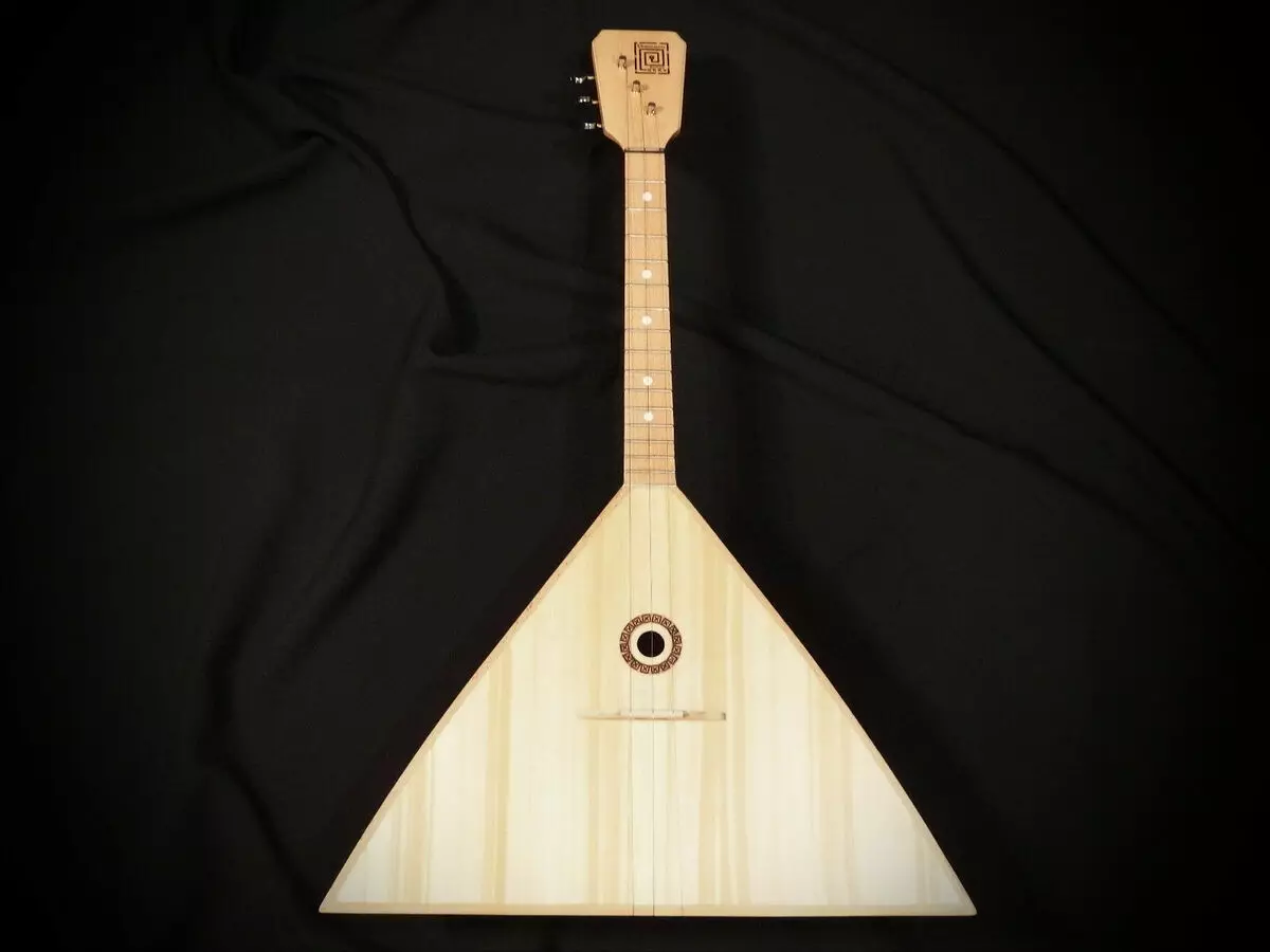 Balalaika (50 photos): How many strings and what system have a musical string-pin tool? What does it look like? The history of the emergence of Russian folk balalaika 26192_11