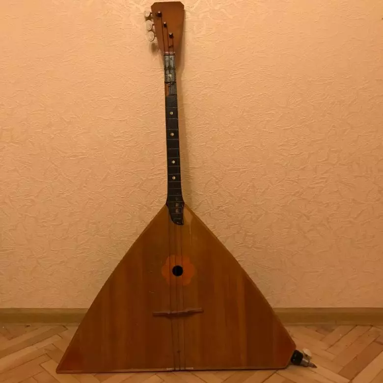 Balalaika (50 foto): Quante stringhe e quale sistema ha uno strumento musicale per stringhe? Che cosa sembra? La storia dell'emergere della popolazione russa Balalaika 26192_17