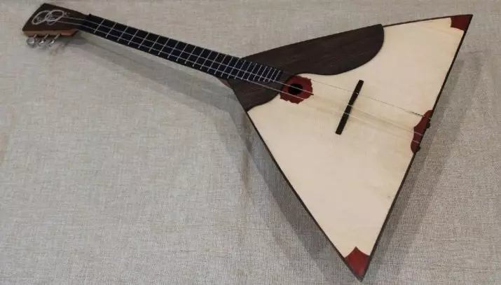 Balalaika (50 foto): Berapa banyak string dan sistem apa yang memiliki alat senar-pin musik? Seperti apa bentuknya? Sejarah munculnya rakyat Rusia Balalaika 26192_18