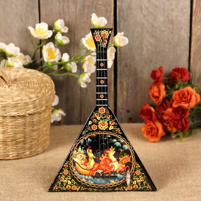Balalaika (50 photos): How many strings and what system have a musical string-pin tool? What does it look like? The history of the emergence of Russian folk balalaika 26192_2