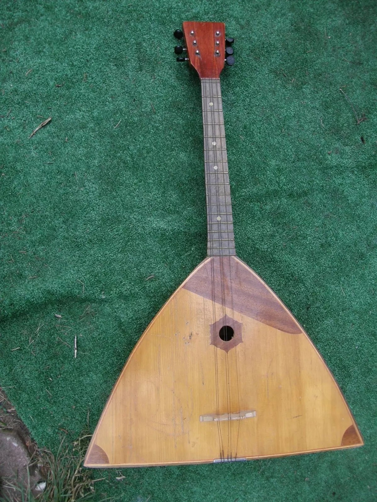 Balalaika (50 foto): Sa strings dhe çfarë sistemi kanë një mjet muzikor-pin? Si duket? Historia e shfaqjes së balalaikës popullore ruse 26192_20