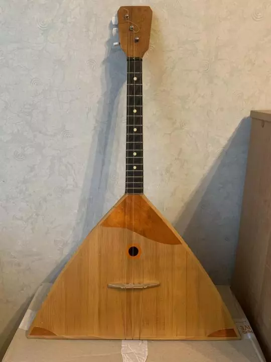 Balalaika (50 fotos): Quantas cordas e qual sistema tem uma ferramenta de string musical? Com o que se parece? A história do surgimento do folk Balalaka russo 26192_27