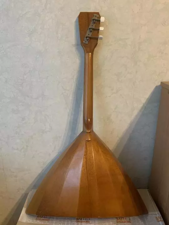 Balalaika (50 foto's): Hoeveel snaren en welk systeem heeft een musical string-pin-tool? Hoe ziet het eruit? De geschiedenis van de opkomst van Russische volksbalalaika 26192_28