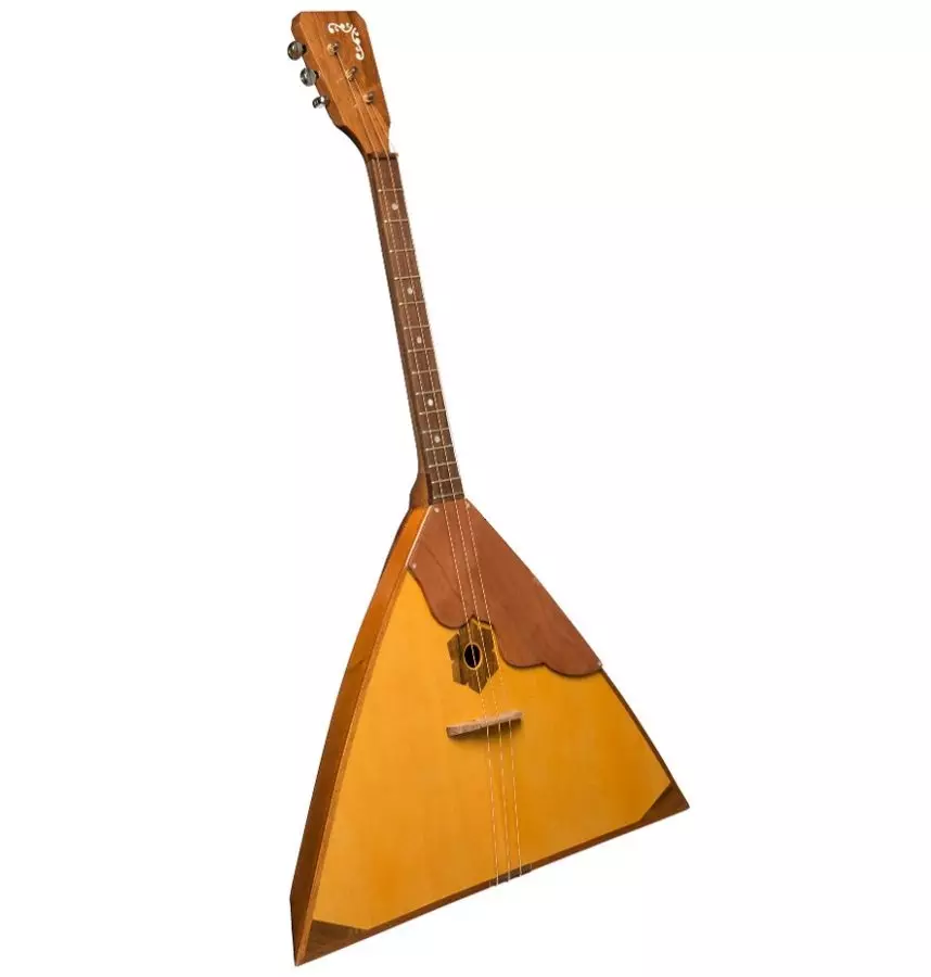 Balalaika (50 photos): How many strings and what system have a musical string-pin tool? What does it look like? The history of the emergence of Russian folk balalaika 26192_29