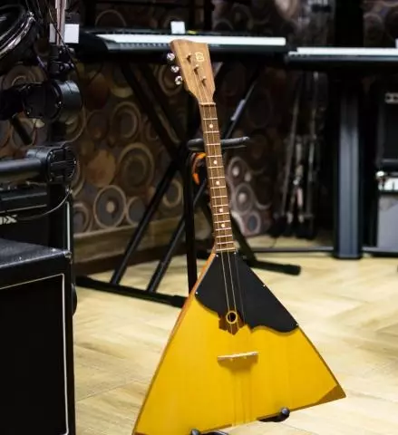 Balalaika (50 foto): Berapa banyak string dan sistem apa yang memiliki alat senar-pin musik? Seperti apa bentuknya? Sejarah munculnya rakyat Rusia Balalaika 26192_33