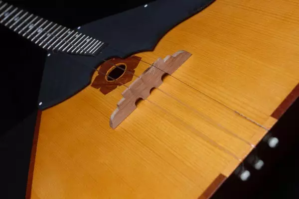 Balalaika (50 foto): Sa strings dhe çfarë sistemi kanë një mjet muzikor-pin? Si duket? Historia e shfaqjes së balalaikës popullore ruse 26192_42