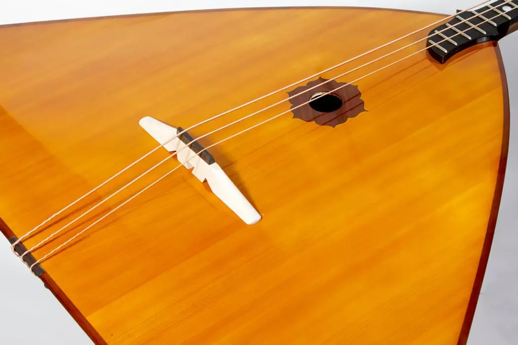 Balalaika (50 foto): Sa strings dhe çfarë sistemi kanë një mjet muzikor-pin? Si duket? Historia e shfaqjes së balalaikës popullore ruse 26192_44