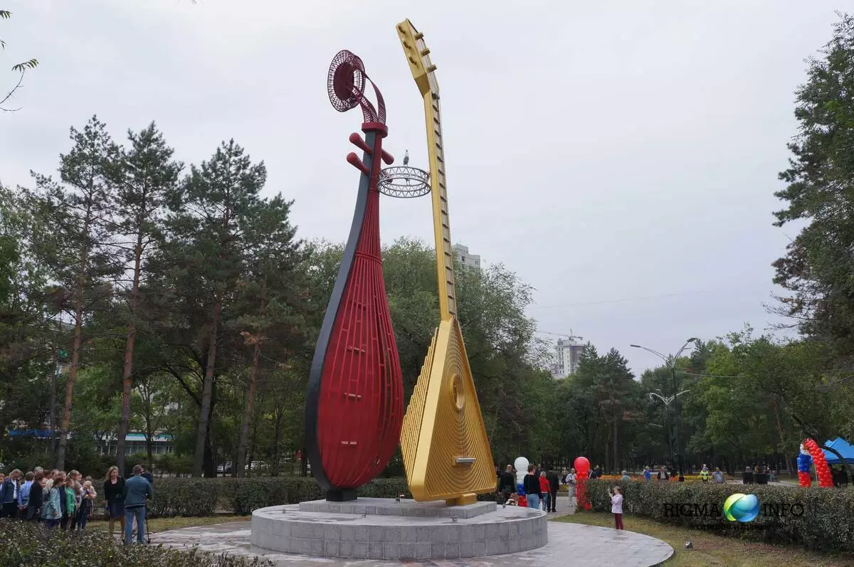 BALALAika (50 foto's): Hoefolle snaren en hokker systeem hawwe in muzyk-ark foar Musical String-PIN? Wêr liket it op? De skiednis fan 'e ûntkenning fan Russysk folk balalaika 26192_49