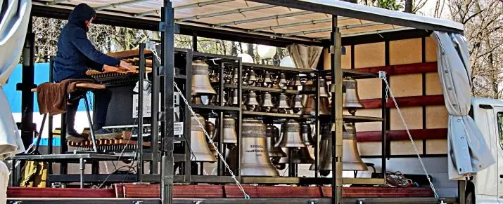 Carillon: Onye egwu nke Pita na Puledral Poly, Carillons na Kondopoga na Belgorod, n'ebe ndị ọzọ na Russia 26198_2