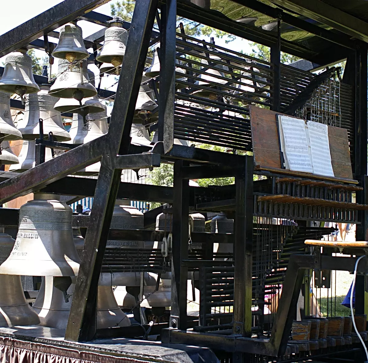 Carillon: a Péter és Pál székesegyház zenei hangszere, Kondopoga és Belgorodi Carillons, más helyeken Oroszországban 26198_6