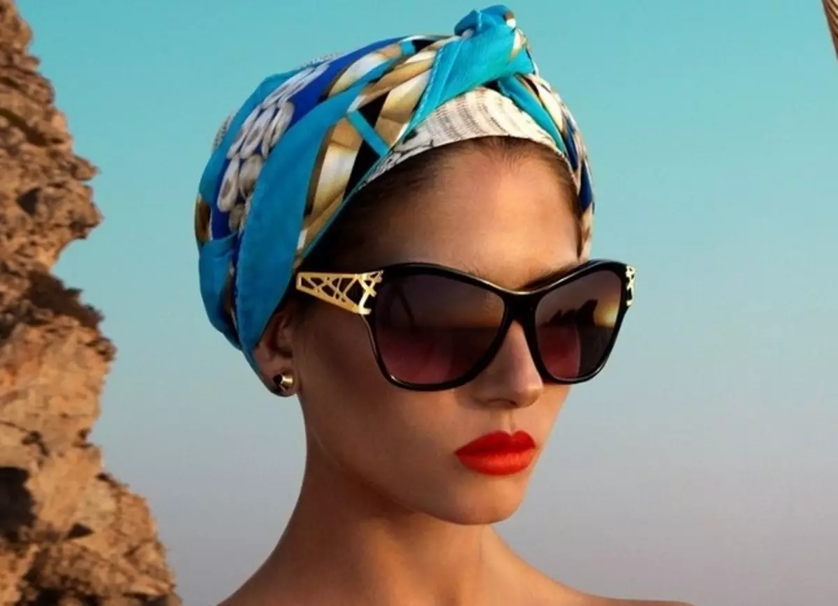 Платок от солнца. Платок на голову. Стильный платок на голову. Платок на голову на пляж. Платок на голову летом.