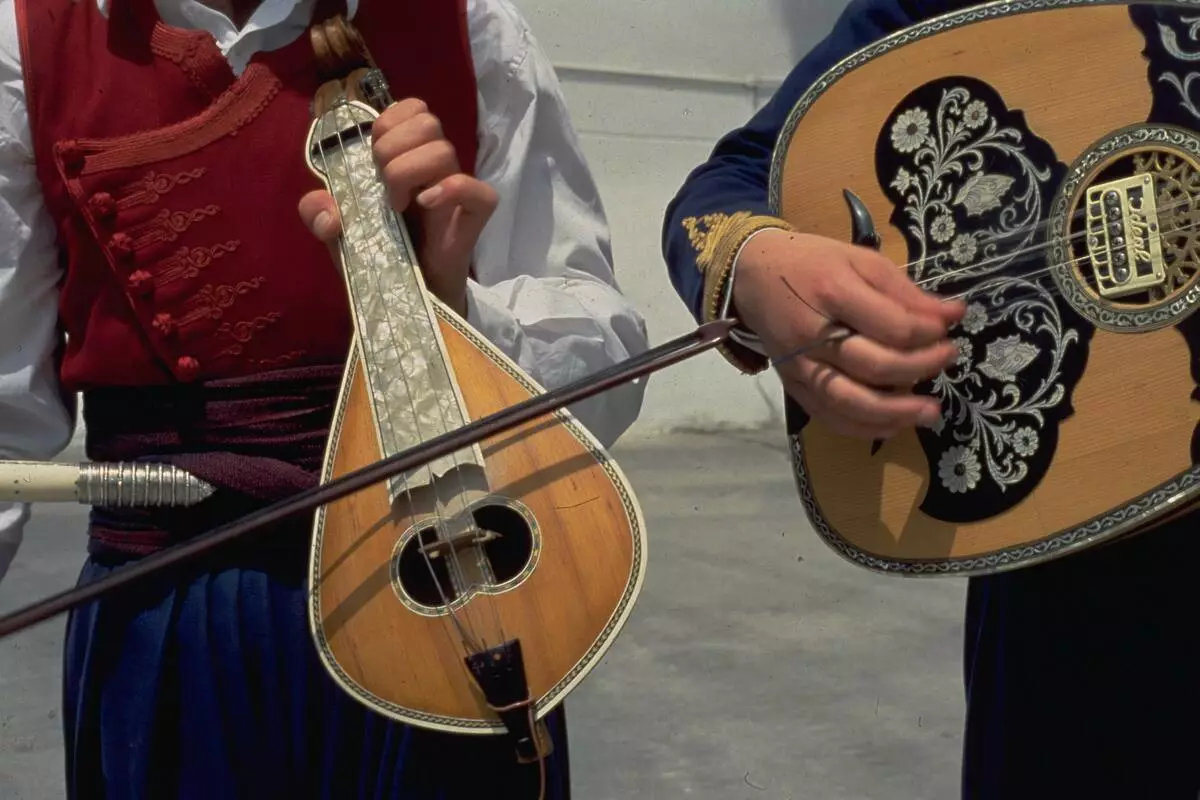 Buzuki (21 Ritratti): String niskata strument mużikali. X'inhu? Għodda tal-Mużika, Irlandiża u Griega 26211_10