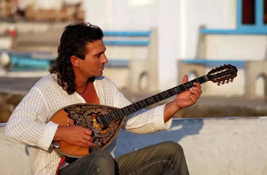 Buzuki (21 fotogrāfijas): String saspiež mūzikas instrumentu. Kas tas ir? Mūzika, īru un grieķu rīks 26211_8