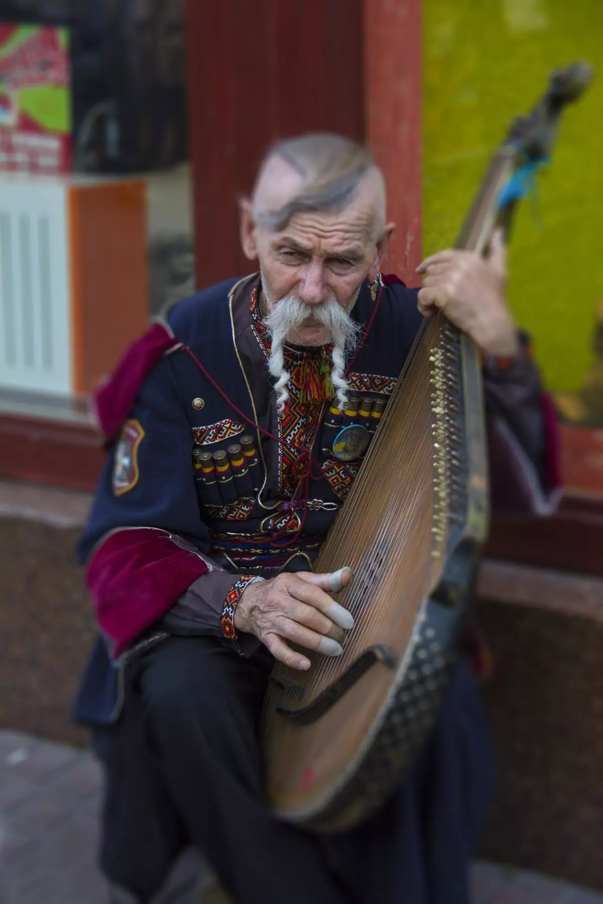 Bandura（18枚の写真）：楽器はどのようなものですか？ウクライナのリュートはどのように遊ぶのですか？文字列プラグインツールには、文字列の数がいくつありますか。 26212_15