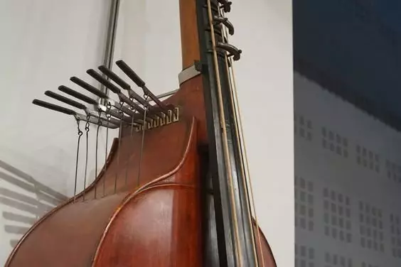 Oktobas (15 fotos): Características de un instrumento musical de cuerdas, un octobas y una comparación de graves dobles, estructura y equipo del juego 26217_10